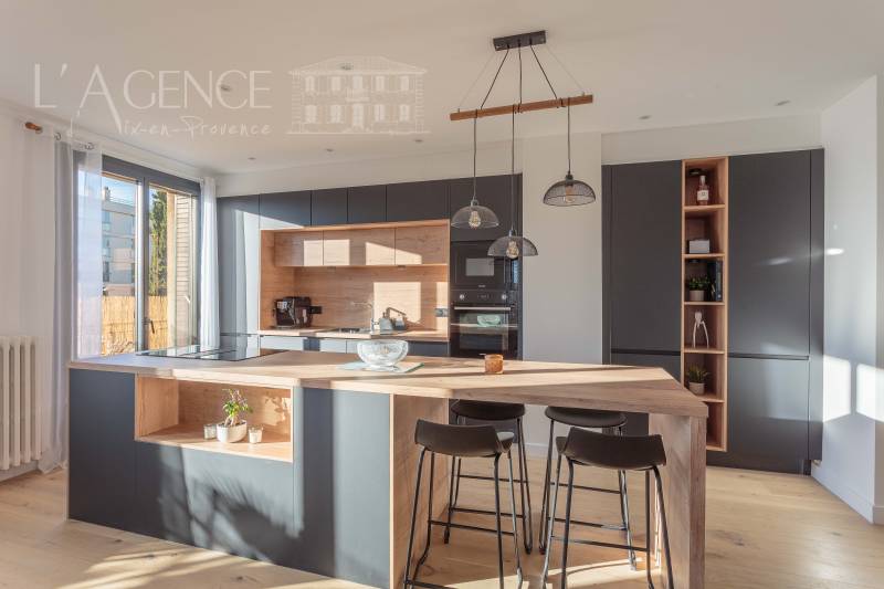 Dernier étage T5 rénové Aix-en-Provence quartier hôpital balcons cave parking