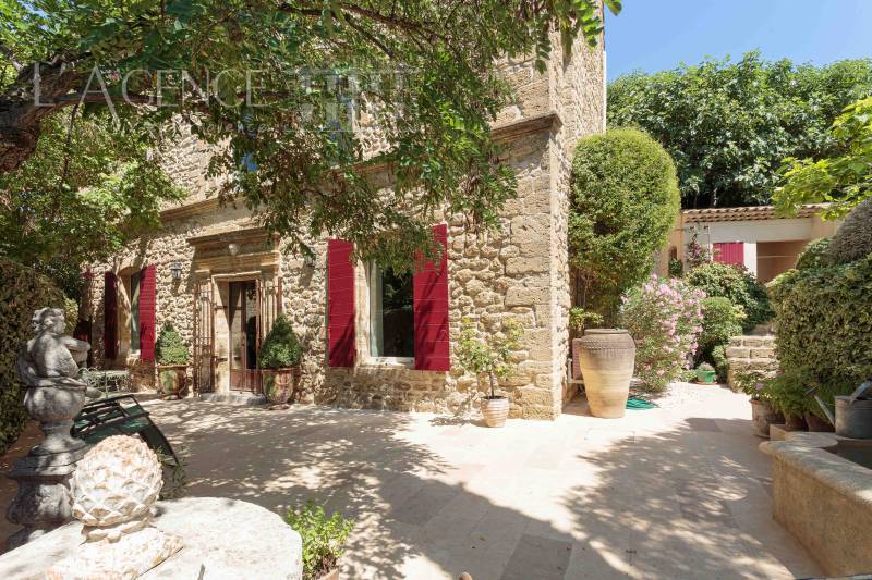 Demeure ancienne en pierre à 30 mn d'Aix en Provence