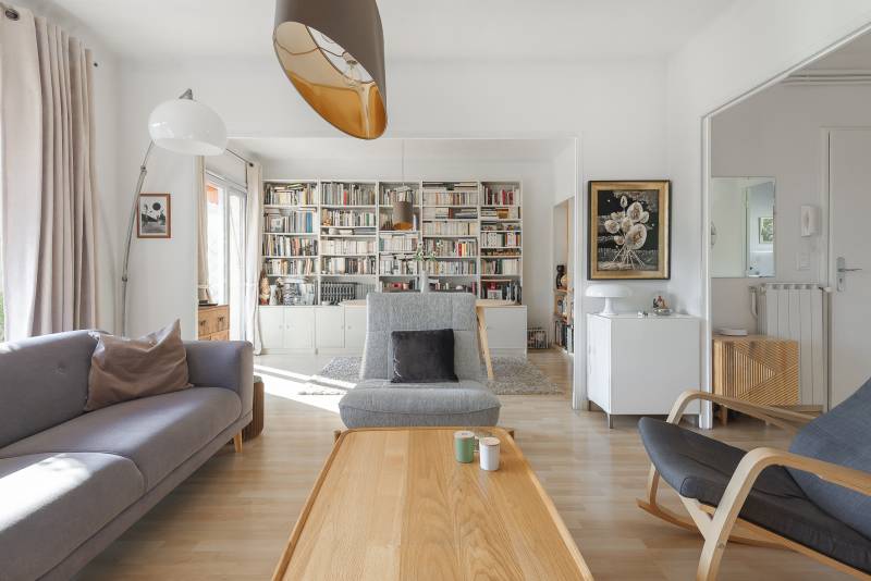 Aix centre-ville à pied T4/5 dernier étage rénové balcon plein Sud vue dégagée parking garage en sus