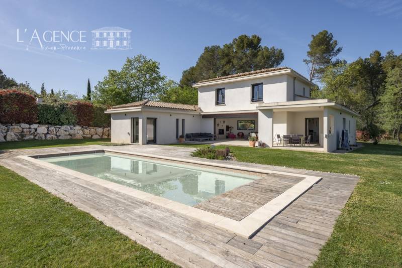 A Peynier, propriété contemporaine de 187 m² sur terrain arboré avec vue dégagée