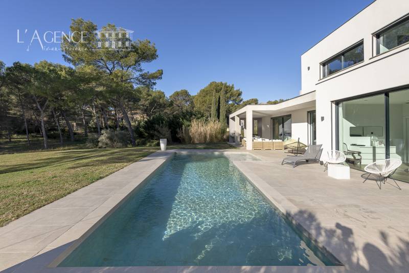 Maison à Ventabren avec piscine en longueur