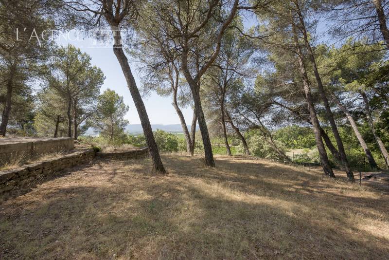 Puyloubier - Terrain constructible, avec vue dégagée