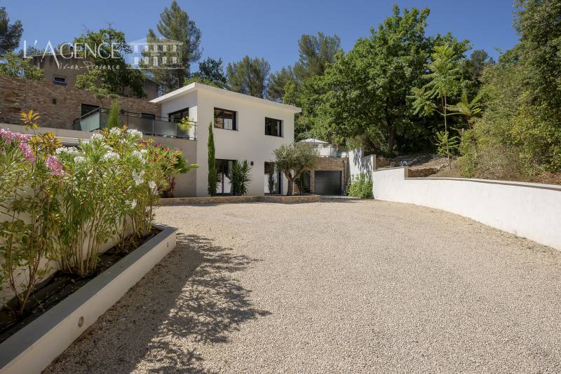 Saint-Marc-Jaumegarde  superbe villa contemporaine d’exception avec vue, piscine et garage