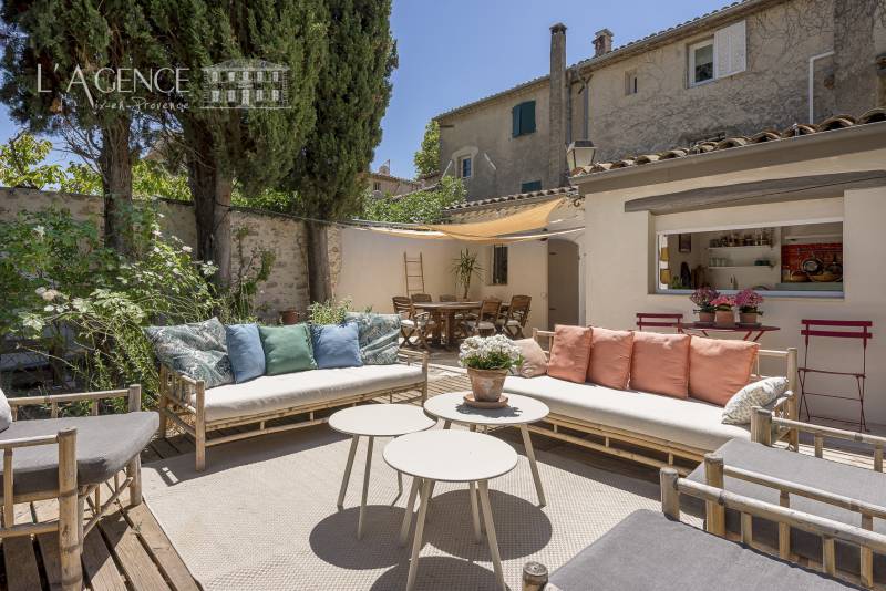 AU NORD D'AIX EN PROVENCE AU COEUR D'UN VILLAGE, MAISON AVEC PISCINE