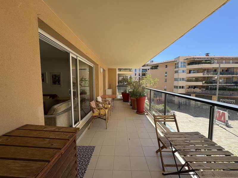 Aix allées provençales superbe type 4 meublé avec terrasse et garage