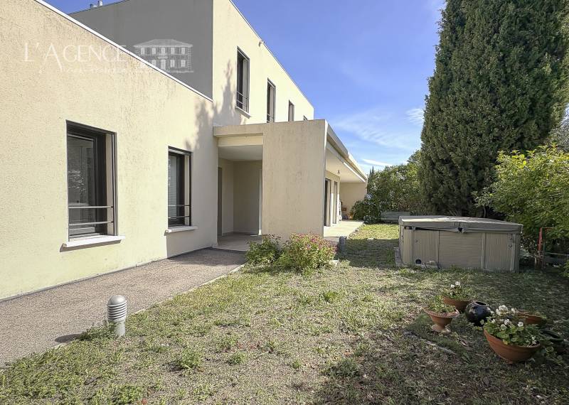 Maison contemporaine proche centre d'Aix en Provence 166m² sur terrain de 521m²